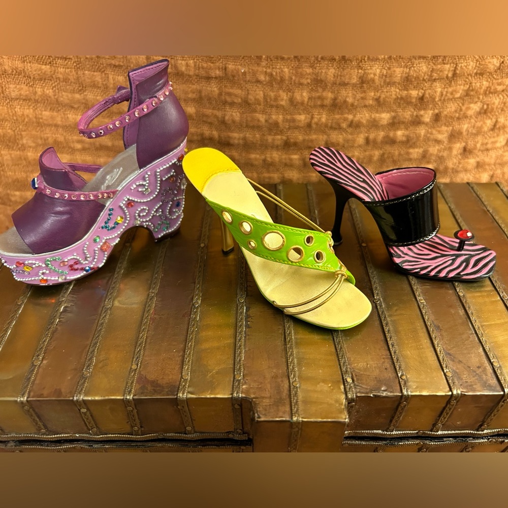 Just the Right Shoe by Raine. Miniature 4” shoe